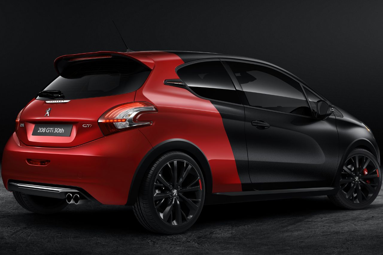 Peugeot 208 GTi retorna ao mercado automotivo eletrificado com 320 km de autonomia, 240 cv e indo de 0 a 100 km/h em 6 segundos