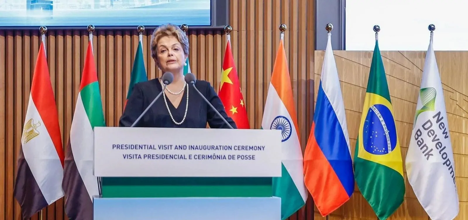 Dilma Rousseff é reeleita presidente do Banco dos Brics por unanimidade. Putin elogia sua gestão, enquanto críticas internas aumentam.