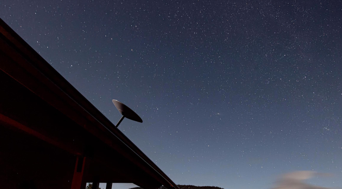 Antenas da Starlink instaladas no Brasil: tecnologia de internet via satélite já alcança áreas remotas da Amazônia, enquanto autoridades avaliam impactos regulatórios e geopolíticos.