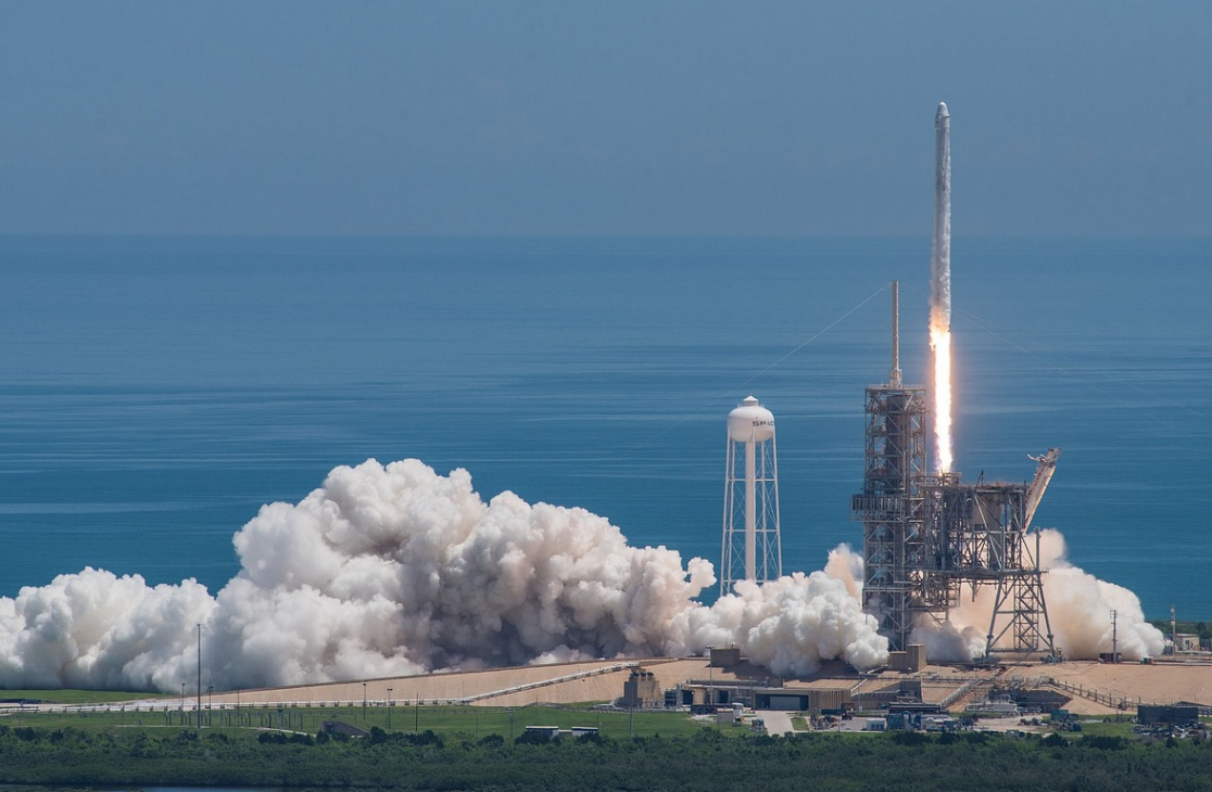 A SpaceX é uma empresa dos Estados Unidos que envia foguetes e satélites para o espaço. Ela ficou famosa por conseguir reutilizar foguetes e fazer lançamentos mais baratos e rápidos.