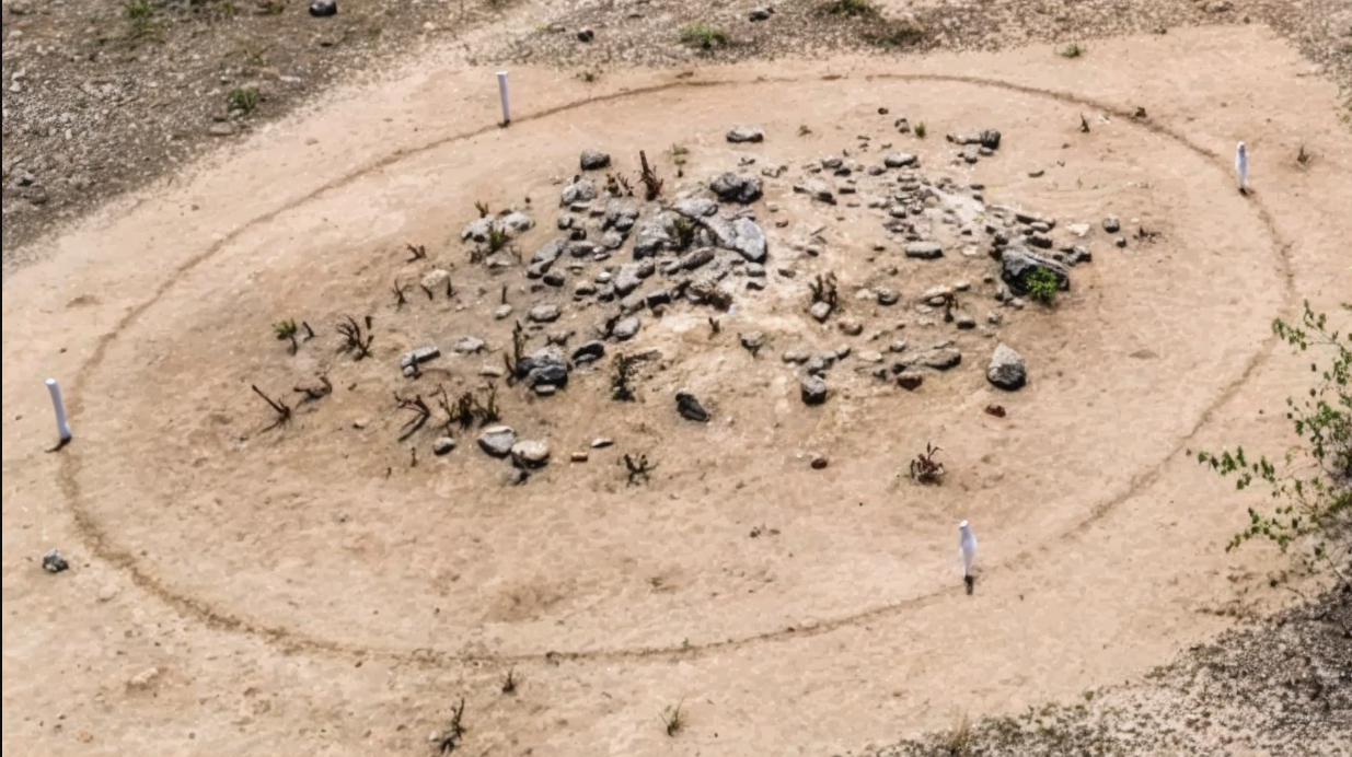 Pesquisadores encontraram evidências de uma sofisticada fundição de ferro em Tamil Nadu, onde há mais de 5.000 anos fornos avançados atingiam 1.400°C. Além disso, ferramentas e armas indicam uma sociedade estratificada, sugerindo um desenvolvimento tecnológico muito anterior ao que se imaginava.