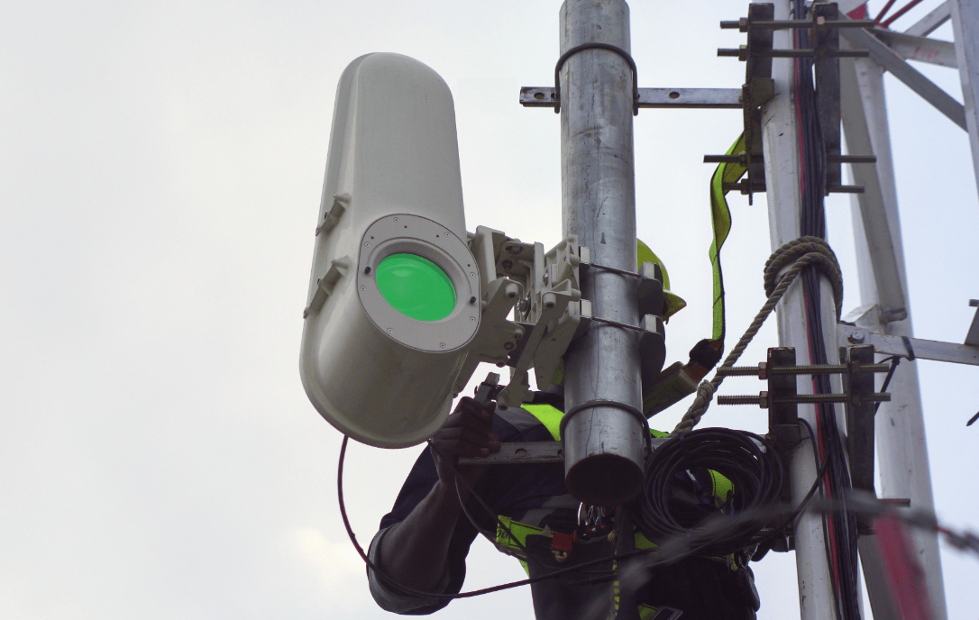 O projeto Taara usará feixes estreitos de luz infravermelha para transmitir dados entre dois terminais, eliminando a necessidade de cabos físicos e permitindo instalação rápida. Com um chip avançado que ajusta automaticamente os feixes, a tecnologia garantirá conexões estáveis e de alta velocidade, alcançando até 20 Gbps.