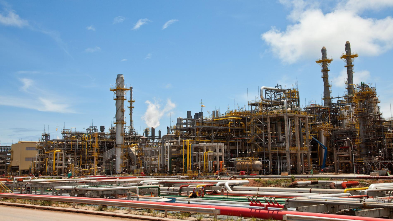 A Petrobras modernizou o Trem I da RNEST e avança nas obras do Trem II, dobrando a capacidade de refino e fortalecendo o setor nacional.