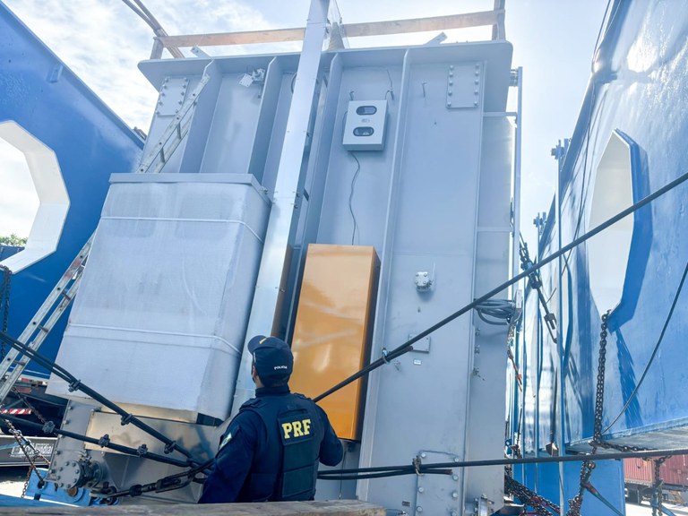 Foto que ilustra o transformador que esta sendo transportado na BR 101.