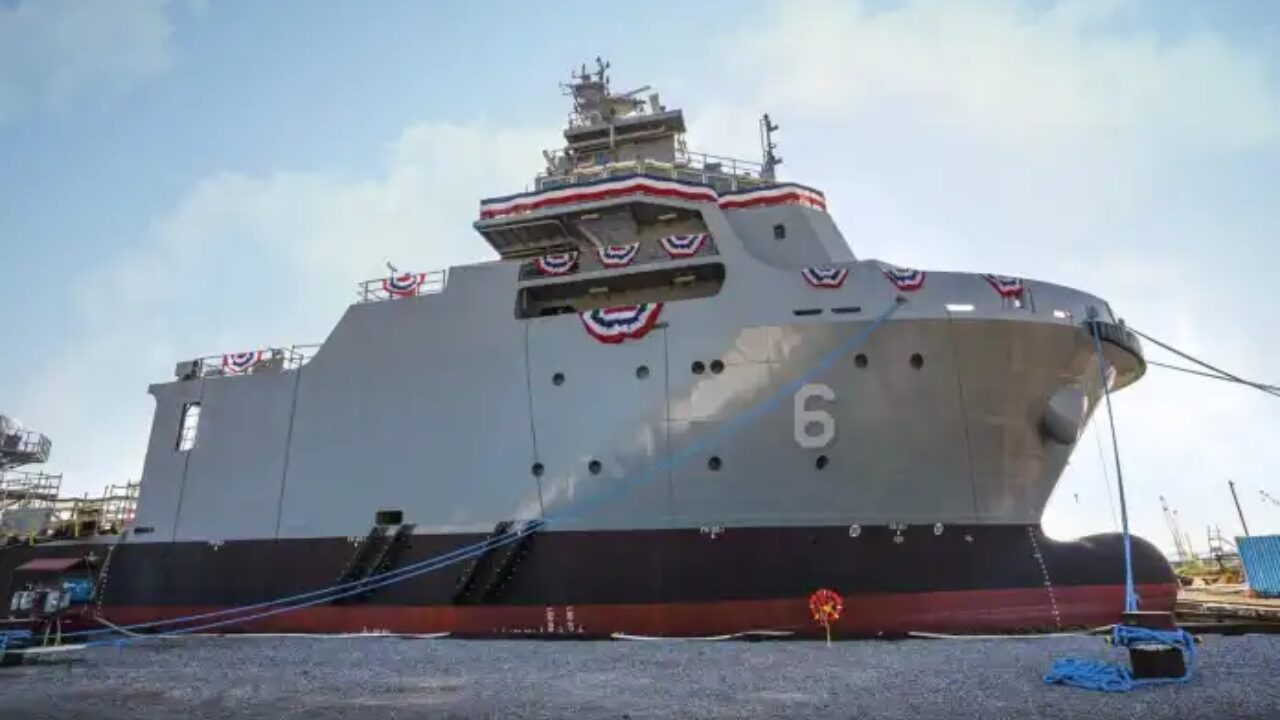 Batismo do USNS Billy Frank Jr. no estaleiro Austal marca novo capítulo na modernização da frota de apoio da Marinha americana, com rebocadores da classe Navajo ganhando protagonismo.