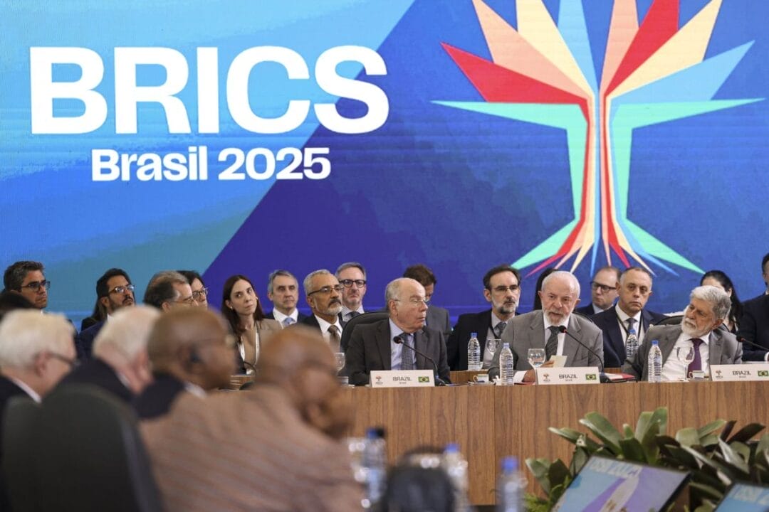 Brasil bate US$ 608 bilhões no comércio exterior e fortalece laços com BRICS em 2025
