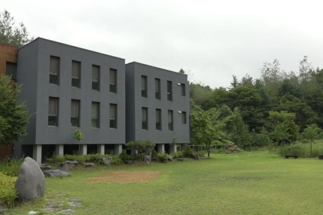 Na Coreia do Sul, retiro simula prisão para aliviar estresse de trabalhadores. Com custo de R$ 450, mais de 2 mil pessoas já testaram o isolamento extremo.