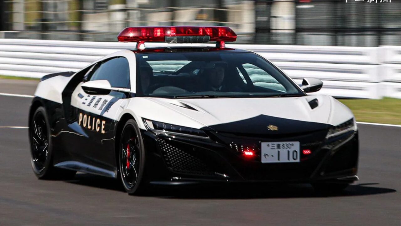 O Honda NSX de 573 cv, doado por um empresário, será destaque em evento de corrida em Suzuka. A viatura reforça o patrulhamento da polícia japonesa na região.