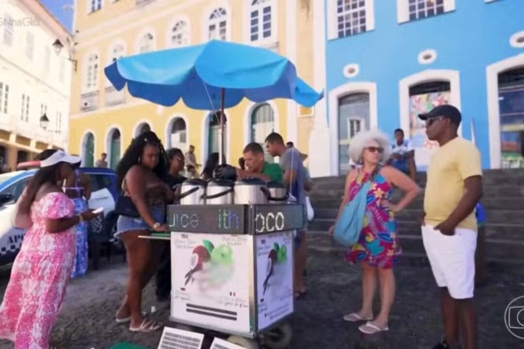 Vendedor ambulante em Salvador fatura R$ 140 mil/ano com suco de limão e coco. Receita secreta conquistou Spike Lee e Regina Casé. Saiba a história e onde encontrar!