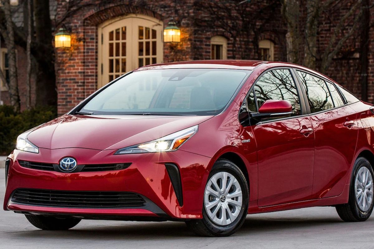 Toyota Prius 2018 usado: Prós (preço R$90k, economia, confiabilidade) e contras (design, multimídia). Bateria é problema? Descubra!