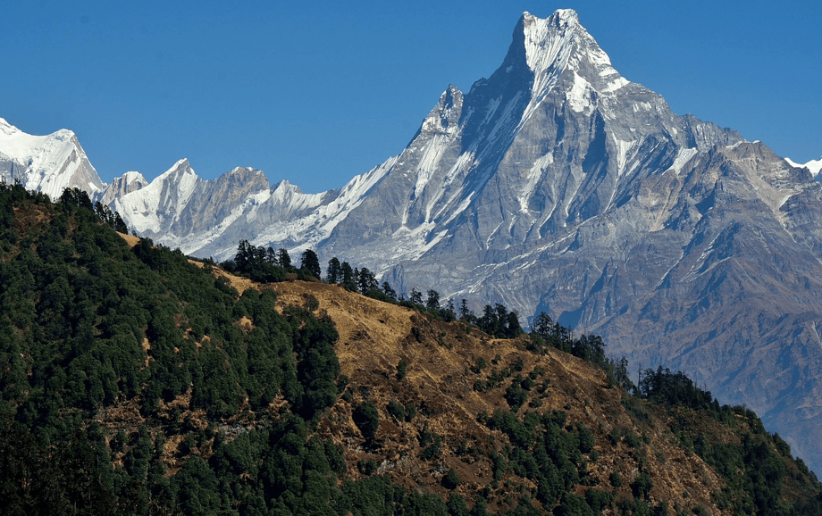 Construir um túnel no Himalaia é muito difícil por causa da altitude, do frio extremo e do terreno instável das montanhas. Mesmo assim, a obra pode gerar muitos empregos e ajudar a desenvolver a economia da região.