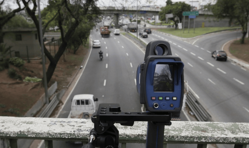 Entenda como os radares móveis funcionam e como se proteger de multas injustas. Fique atento às novas regras de fiscalização de velocidade