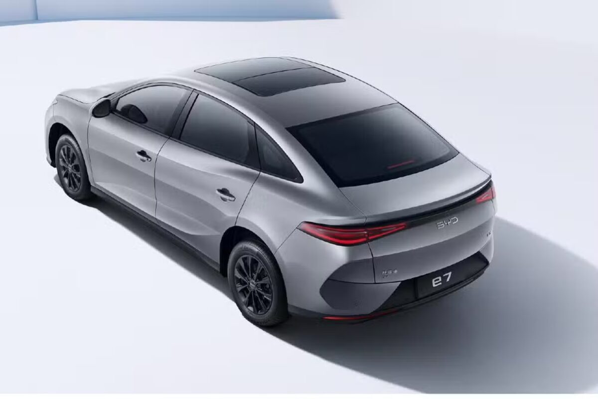 BYD e7 chega para revolucionar: sedã elétrico com preço de carro popular, autonomia incrível e espaço de sobra para motoristas de aplicativos!