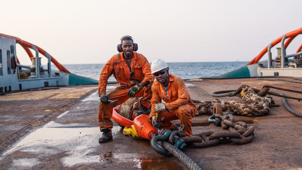 A Constellation e Ocean abrem vagas de emprego para profissionais do setor de óleo e gás para atuar no navio-sonda Tidal Action.