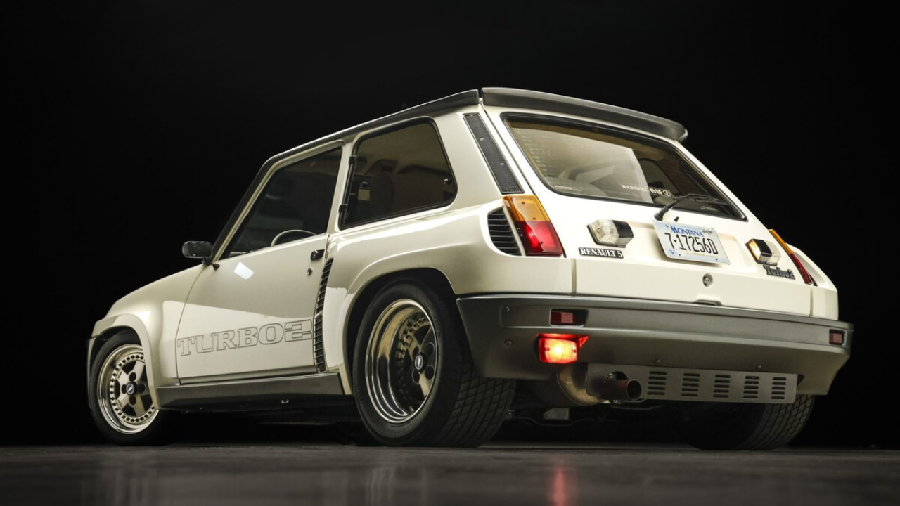 Um raro Renault 5 Turbo 2 foi modificado nos Estados Unidos com um motor Mazda 13B rotativo turbo, surpreendendo colecionadores.