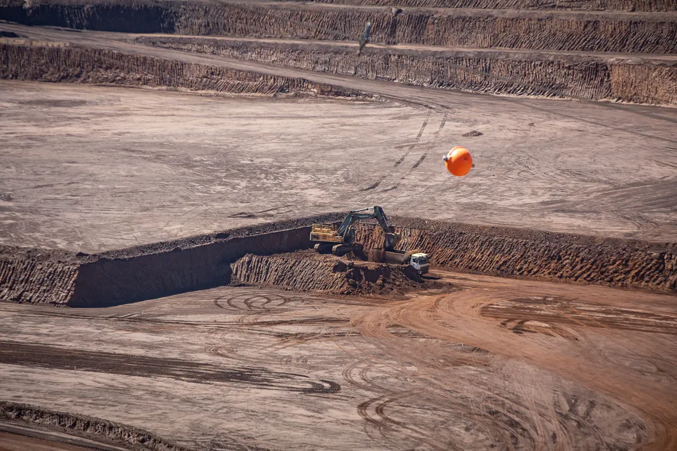 A descoberta de nióbio em Araxá (MG) tornou o Brasil líder mundial. Conheça a história, o papel da CBMM e a importância deste metal estratégico