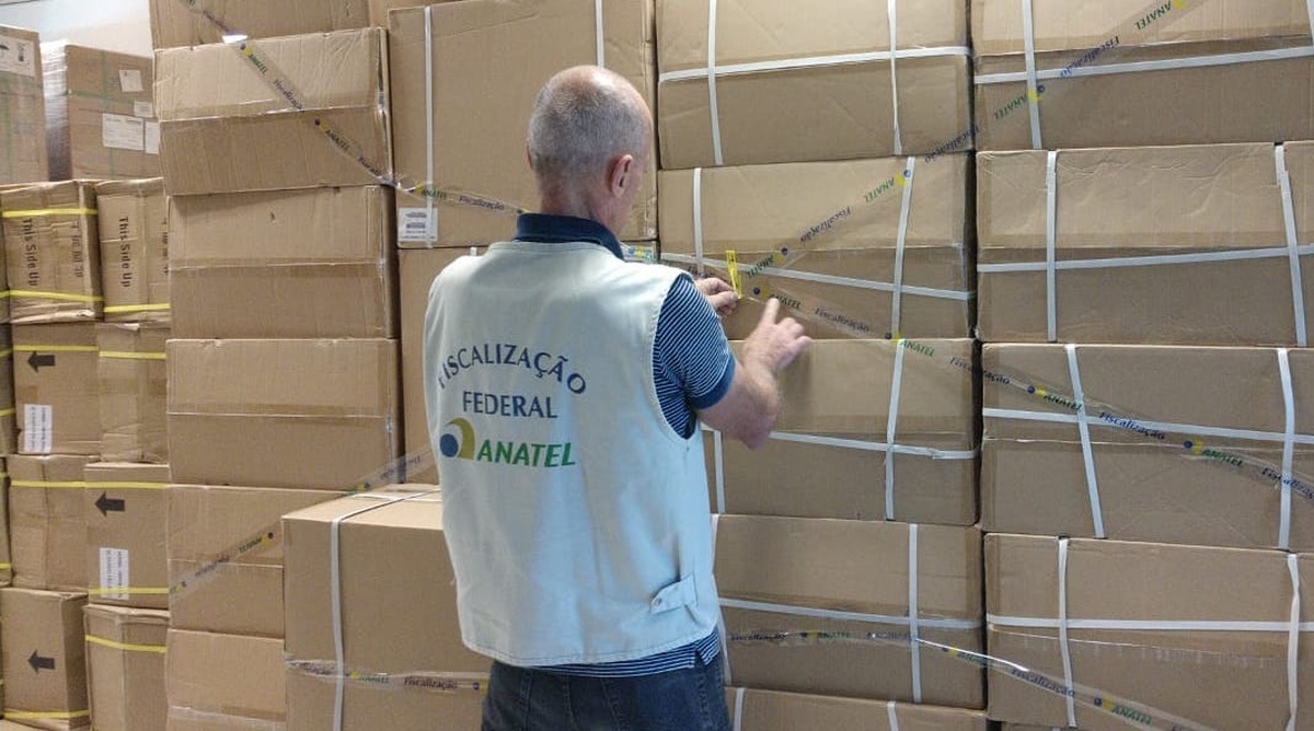 Fiscal da Anatel lacra caixas com produtos eletrônicos não homologados em galpão de marketplace