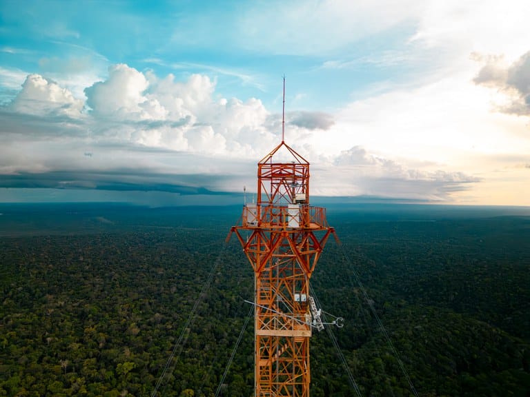 ATTO A torre de observação da Amazônia com 325m, mais alta que a Torre Eiffel! Veja como ela monitora o clima e gases da floresta para estudos cruciais