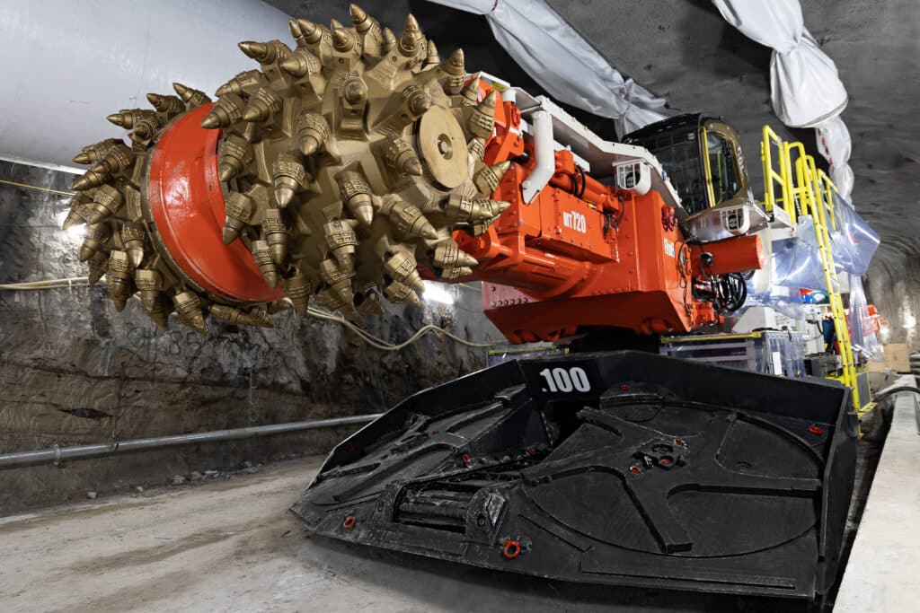 Conheça o 'Pica-Pau' da escavação a máquina com lança giratória que esculpe túneis em rocha dura onde TBMs não chegam. Veja como funciona