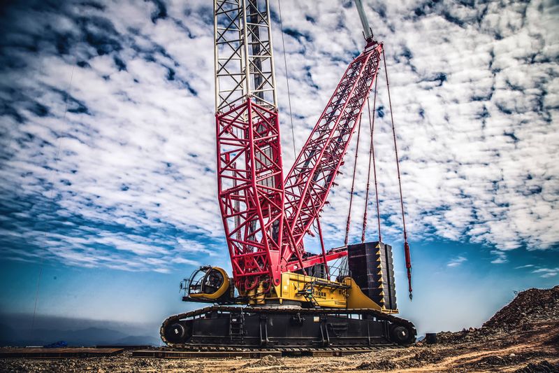 Conheça o SANY SCC9800TM, o maior guindaste sobre esteiras do mundo! Com 4.500t e design modular, ele revoluciona o içamento pesado.