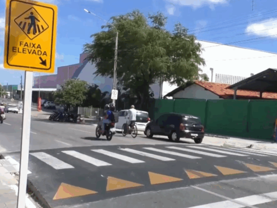 Faixa de Pedestre que 'Sobe' na Calçada (Travessia Elevada): A Preferência Ainda é do Pedestre ou o Carro Pode Passar Direto?