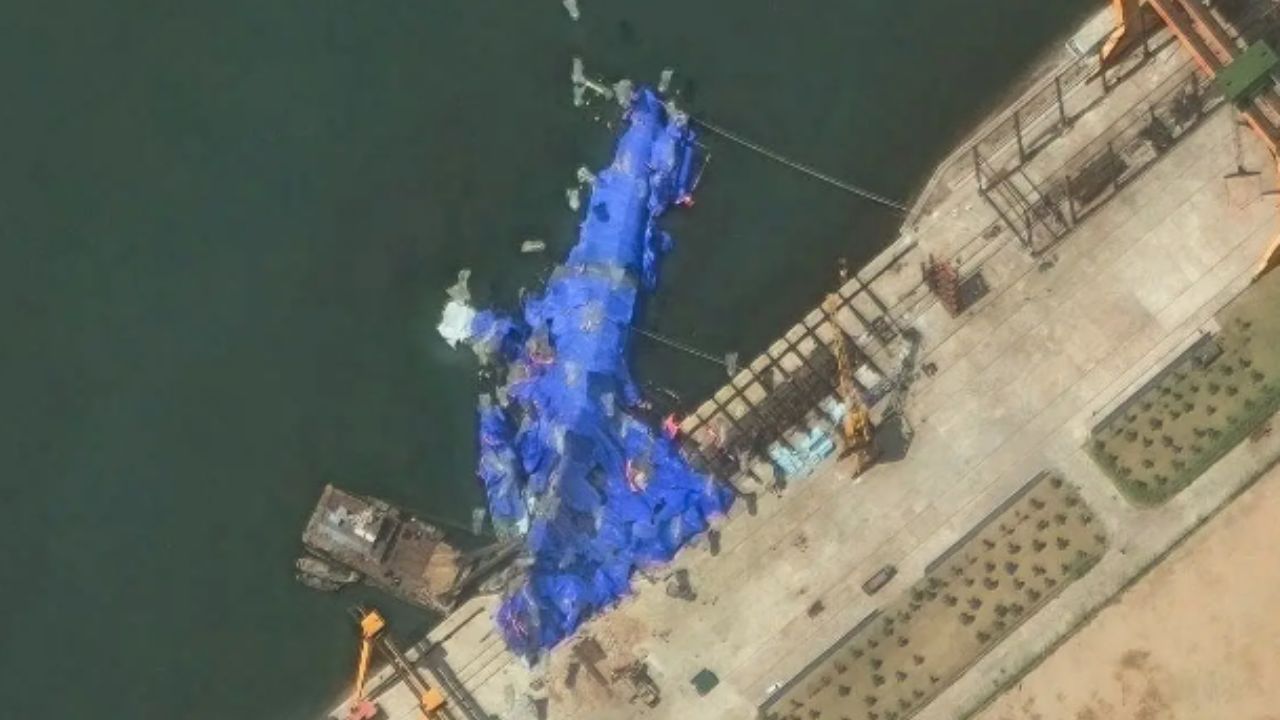 Fiasco norte-coreano Lançamento do maior navio de guerra termina em naufrágio