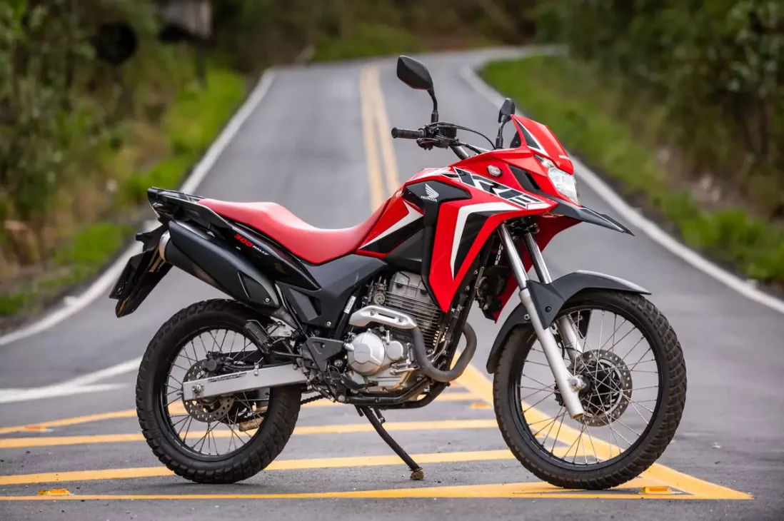 Ela custa mais que muito carro popular, tem fila de espera e virou símbolo de status: a moto japonesa que conquistou o Brasil e não para de crescer em vendas