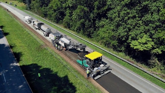 Inovação em estradas! 🚜 A recicladora de asfalto a frio Wirtgen W 380 CRi recicla 100% do asfalto na via em uma só passada.