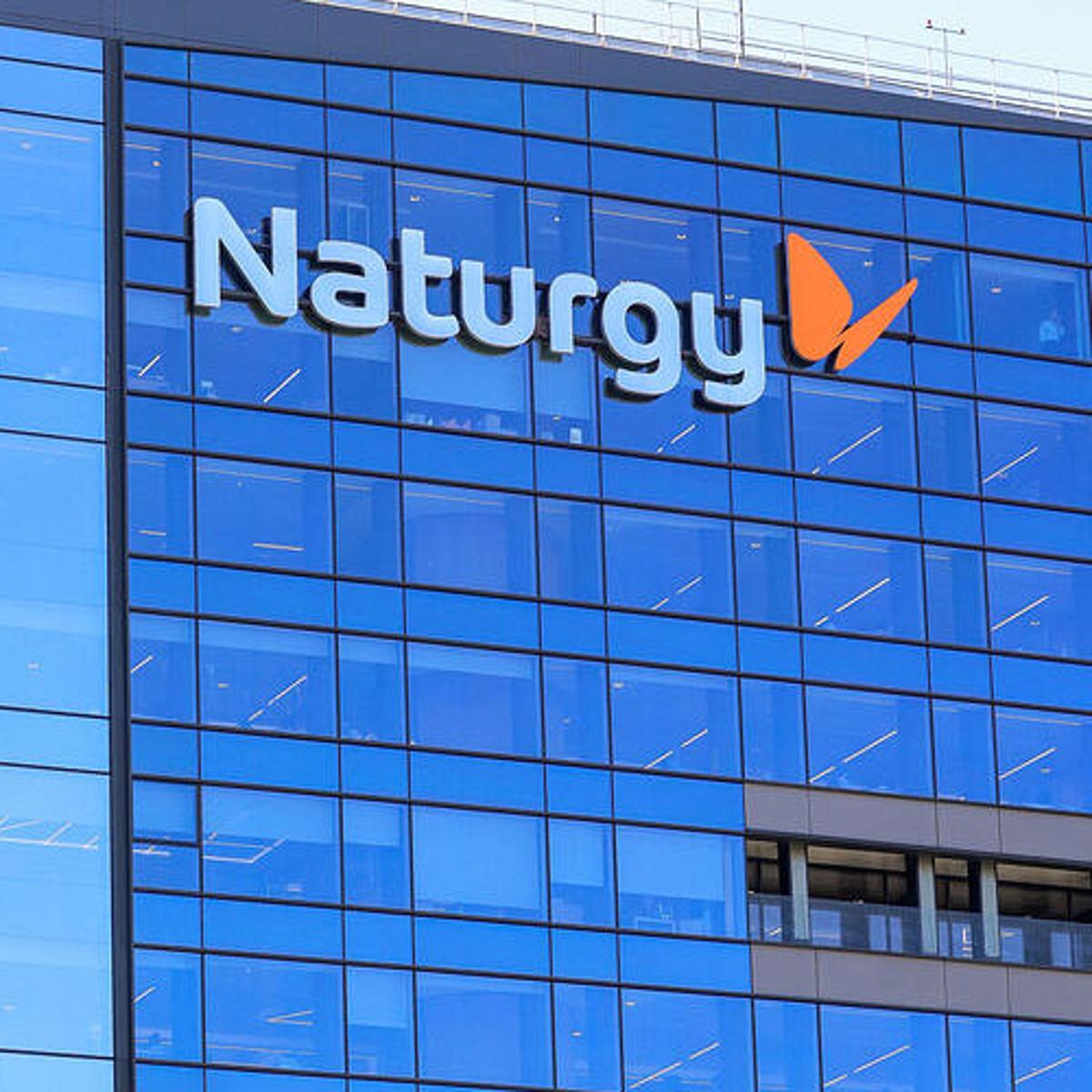 Fachada envidraçada da sede da Naturgy com logotipo em destaque