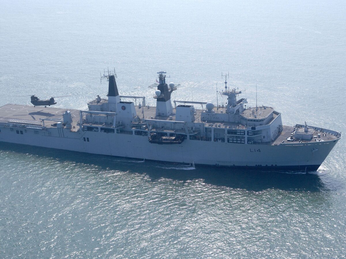 Durante a LAAD Defence & Security 2025, no Rio de Janeiro, o governo britânico confirmou oficialmente o início das negociações com o Brasil para a venda dos navios de assalto anfíbio HMS Albion e HMS Bulwark, ampliando a cooperação militar entre os dois países.