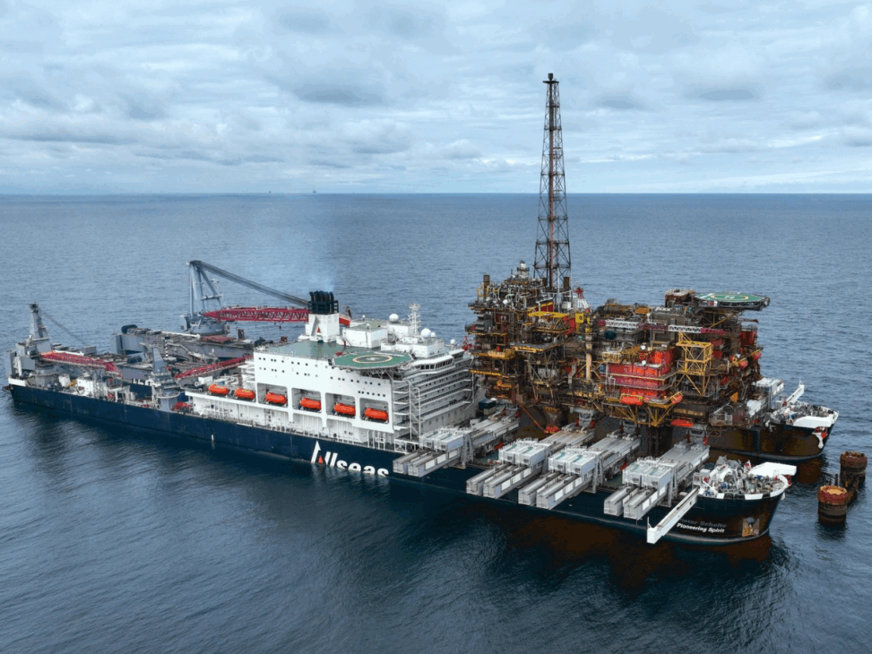 O Navio gigante que 'engole' plataformas de petróleo inteiras: 382 metros e capacidade para levantar 48.000 toneladas em alto mar