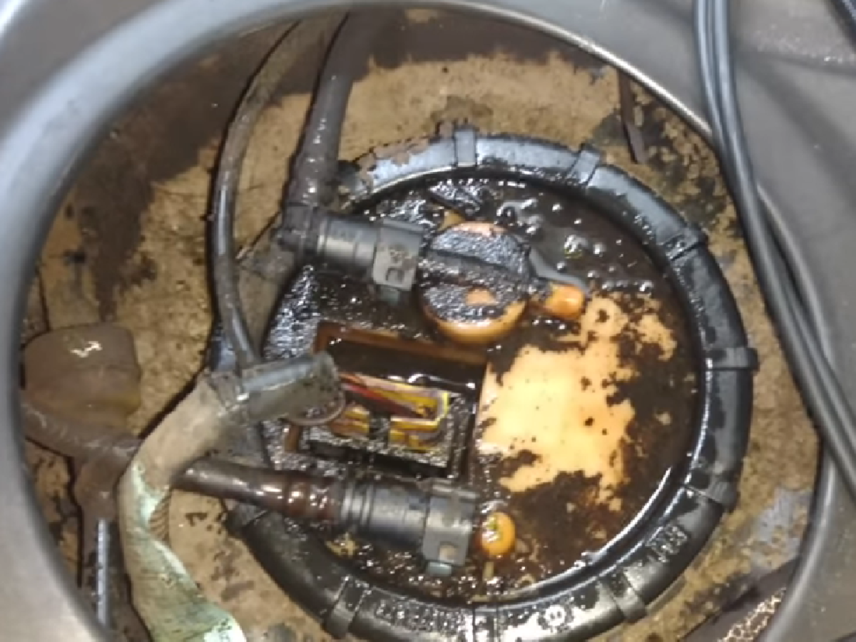 Seu carro está com cheiro de gasolina? Saiba quando é normal, as causas comuns, os perigos e como agir para garantir sua segurança.