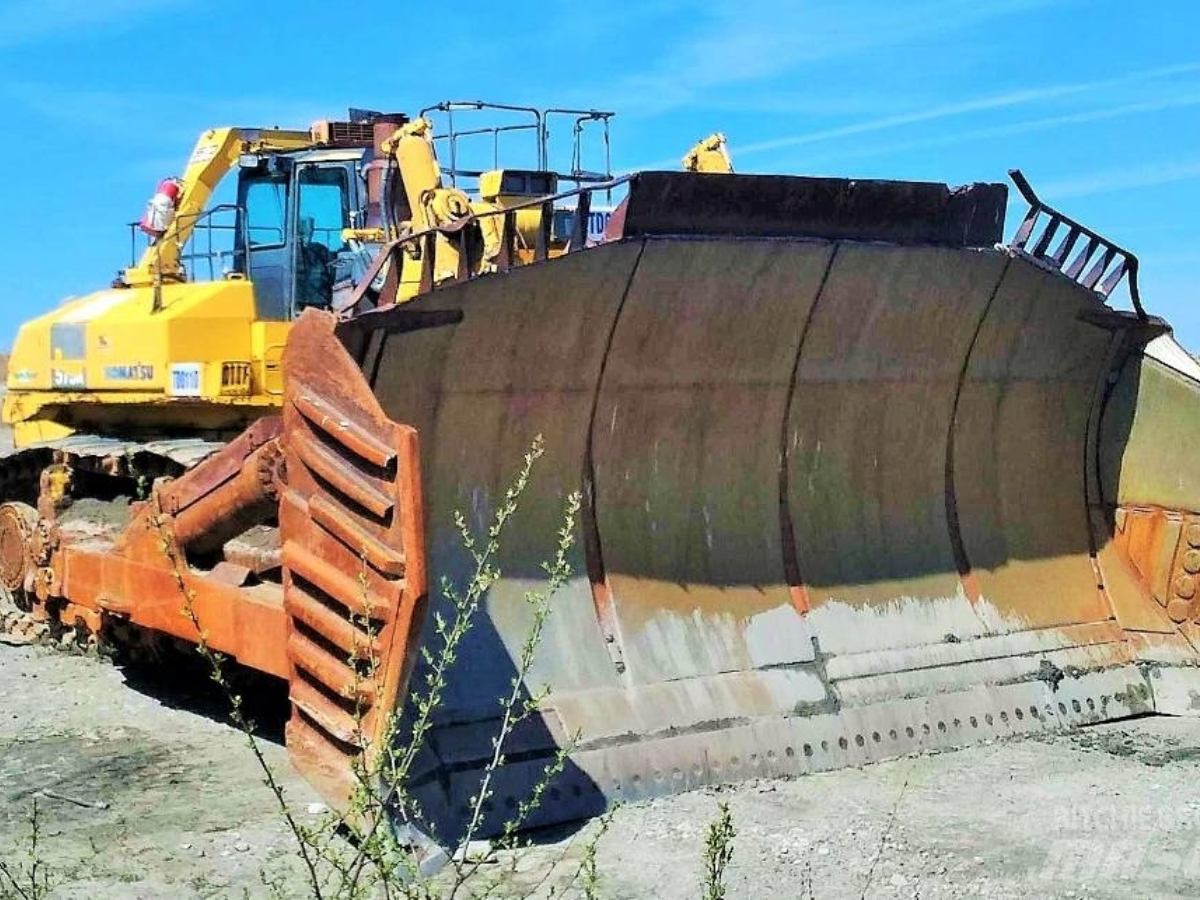 Conheça o Komatsu D575A-3SD Super Dozer, o maior trator de esteira do mundo. Descubra suas 152t, 1150HP, lâmina de 69m³ e seu legado na engenharia.