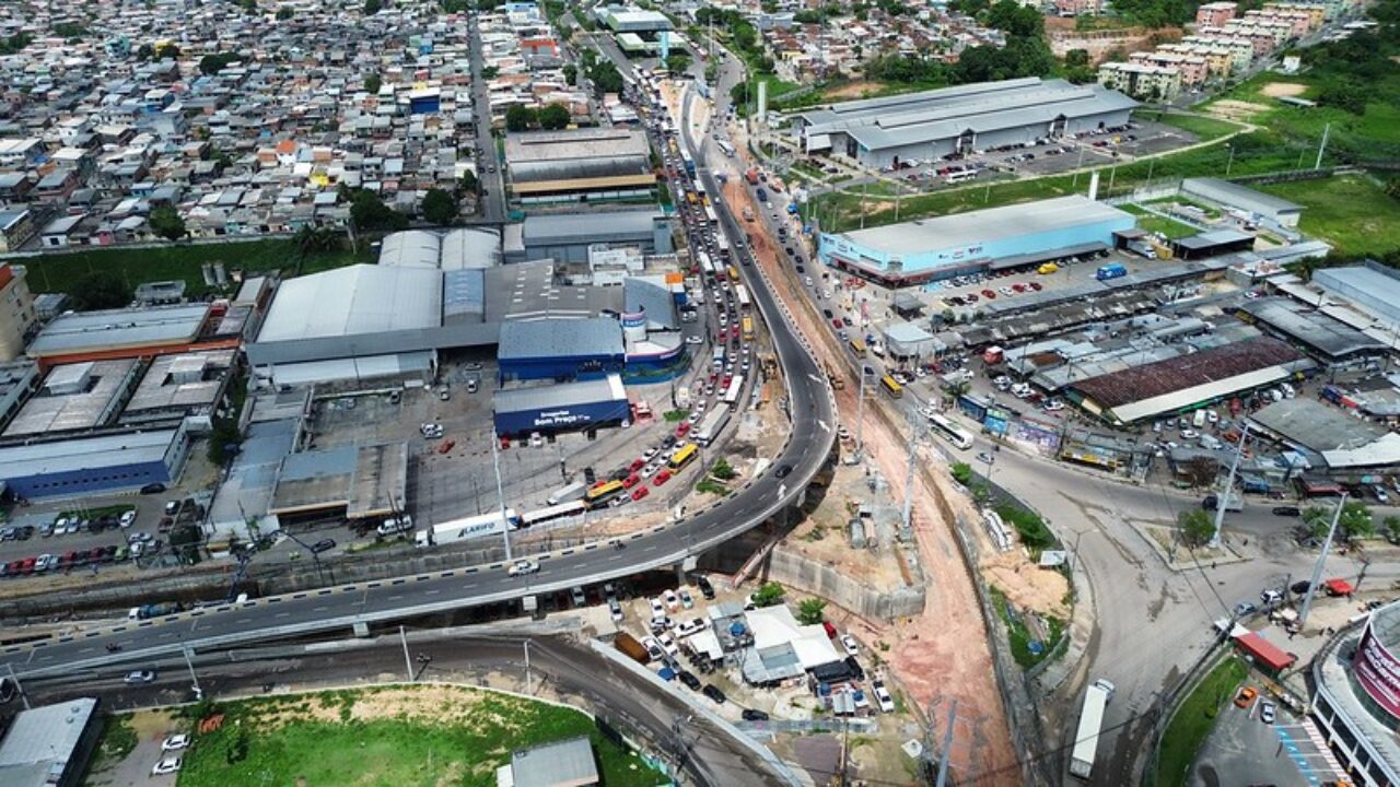 Obras do complexo viário Rei Pelé em Manaus chegam a 95% de conclusão. Estrutura vai melhorar o trânsito nas zonas Leste e Norte. Entrega está prevista para junho.
