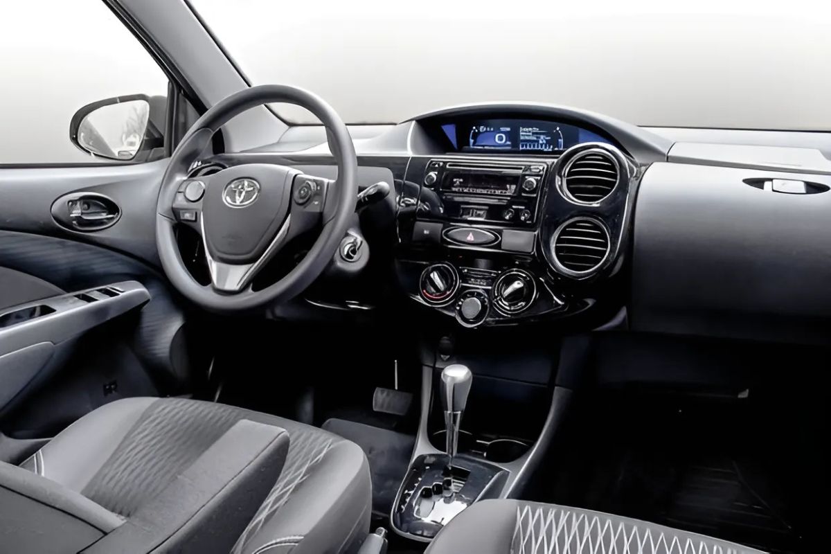 Quais os melhores carros usados para fazer Uber no Brasil em 2025? Veja nosso top 7, análise de economia, manutenção e requisitos da Uber.