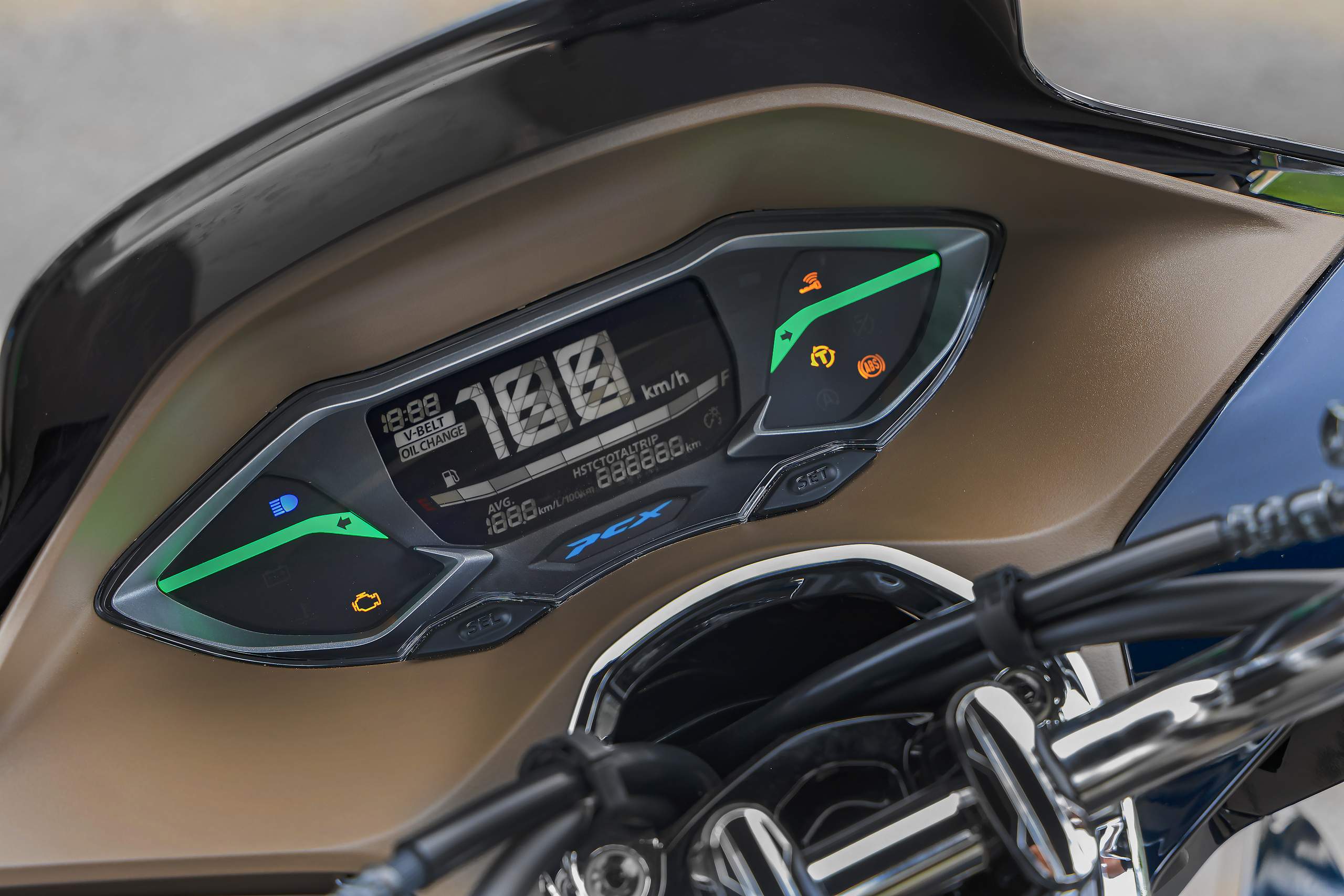 Com consumo médio de 42 km/l e até 380 km de autonomia, a Honda PCX 160 2025 tem o preço de um Fiat Uno usado — mas entrega o dobro em economia urbana