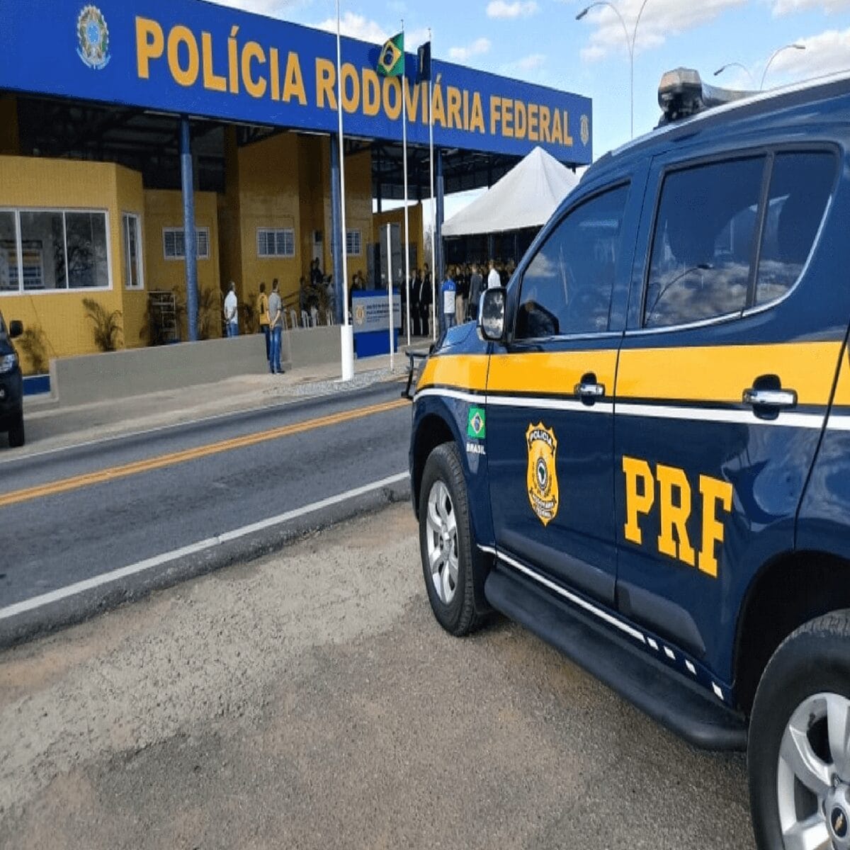 Viatura da Polícia Rodoviária Federal estacionada em frente a unidade operacional