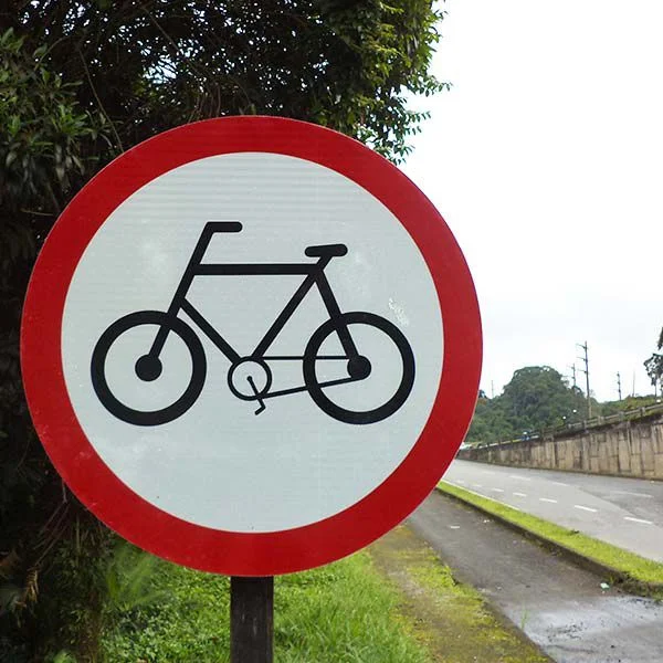 Placa azul redonda com bicicleta ciclista na calçada ou fim da ciclovia Entenda as regras!