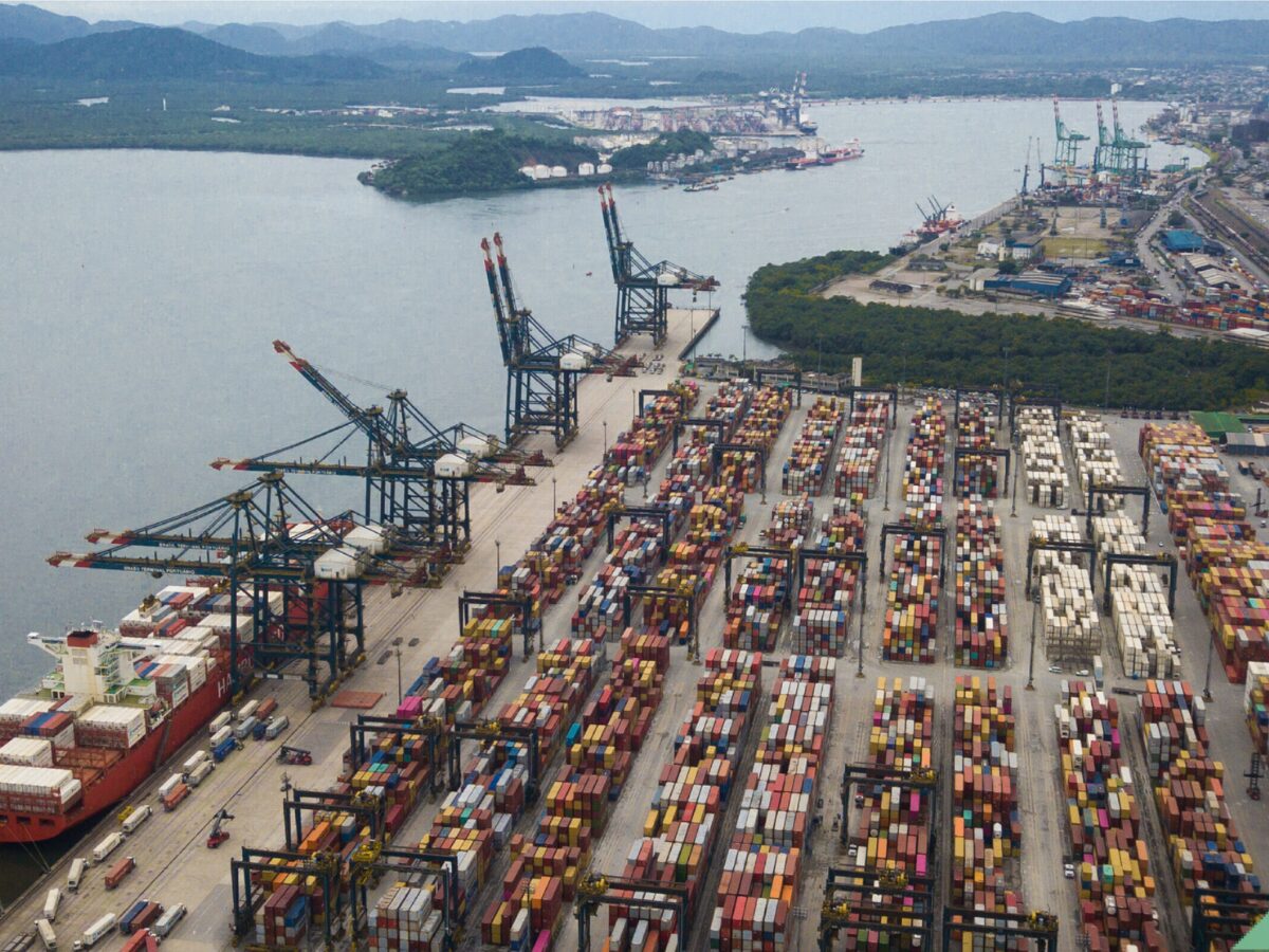 A Autoridade Portuária de Santos (APS) planeja um investimento de R$ 1,4 bilhão em obras de infraestrutura terrestre no Porto de Santos.