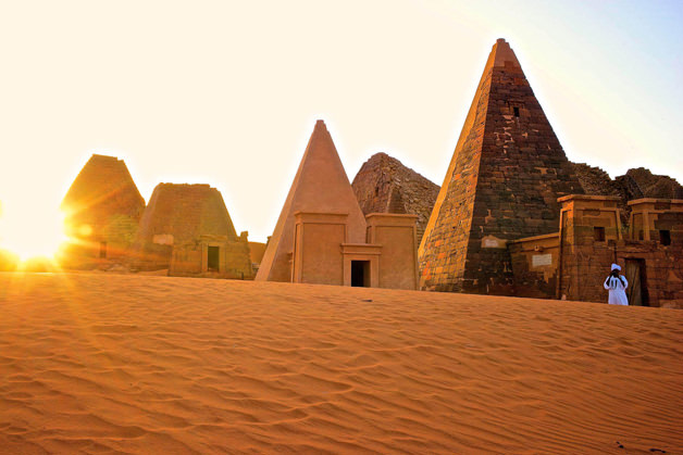 Sabia O país com mais pirâmides no mundo não é o Egito, mas o Sudão! 🇸🇩 Descubra o legado de Kush e os perigos que enfrenta. 