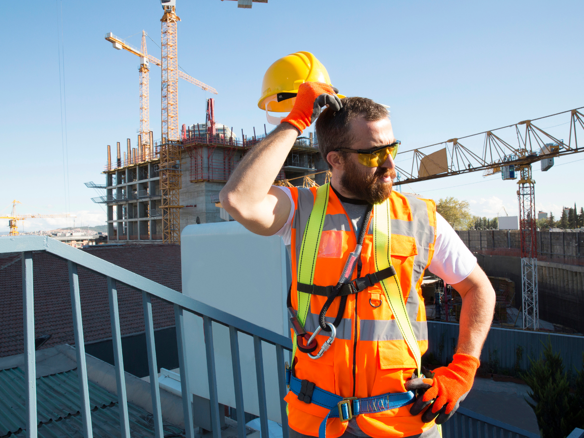 Salário médio na construção civil caiu de 2,7 para 2,1 salários mínimos em dez anos segundo o IBGE mesmo com recuperação no número de empregos no setor.