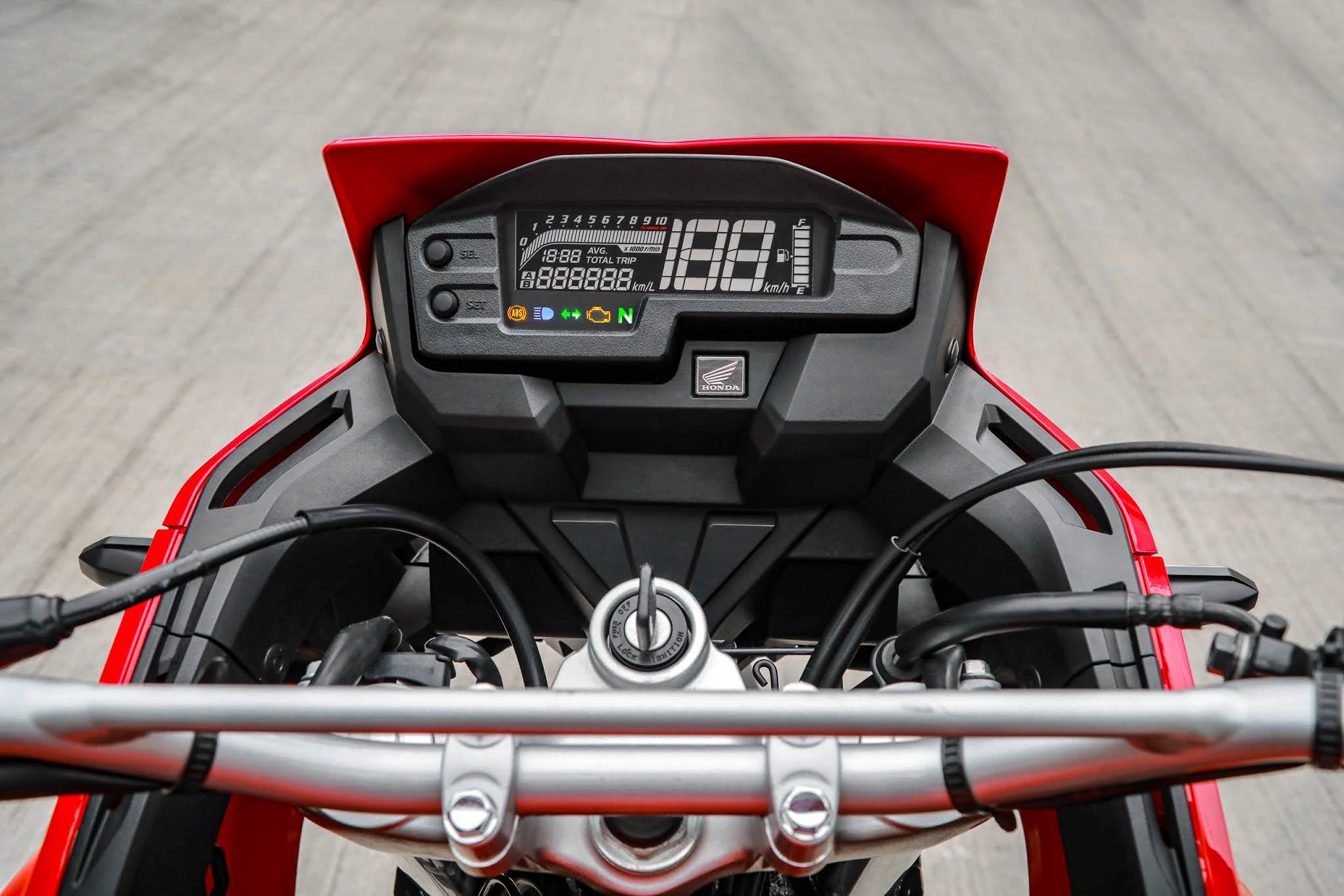 Ela custa mais que muito carro popular, tem fila de espera e virou símbolo de status: a moto japonesa que conquistou o Brasil e não para de crescer em vendas