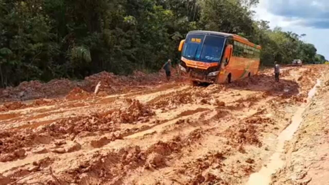 BR-319, a rodovia da Amazônia esquecida, enfrenta obstáculos ambientais e políticos que impedem sua pavimentação e desenvolvimento sustentável.