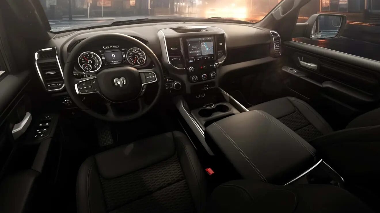 Ram 1500 Express 2026 é uma versão mais acessível da famosa picape, trazendo robustez, versatilidade e tecnologia para conquistar o mercado.