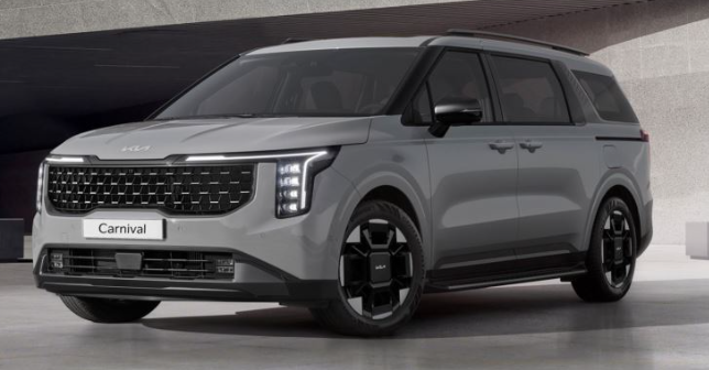 O design da Kia Carnival 2025 foi profundamente renovado, adotando um estilo robusto e angular inspirado nos SUVs, com destaque para a grade imponente e a assinatura luminosa "Star Map". Foto: Reprodução/Kia