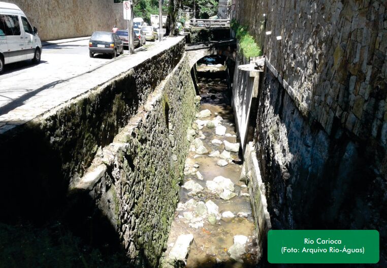 Rio Carioca: Nasce na Serra da Carioca e desaguava na Baía de Guanabara, passando por Cosme Velho, Laranjeiras e Flamengo. Abasteceu a cidade através dos Arcos da Lapa. Em 1905, Pereira Passos encobriu grande parte de seu curso inferior. Hoje, flui quase todo invisível e poluído. 