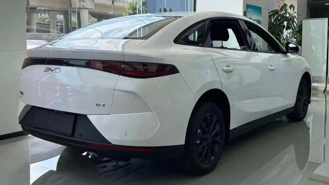 Sedã elétrico BYD e7 chega a R$ 79 mil na China com visual ousado e foco em motoristas de app. Veja por que ele pode chocar o mercado! (Imagem: reproduçã)