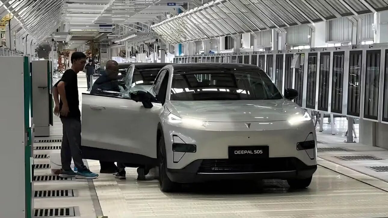 Changan inaugura sua primeira fábrica fora da China na Tailândia, impulsionando carros elétricos e transformando o mercado automotivo na Ásia e Brasil.