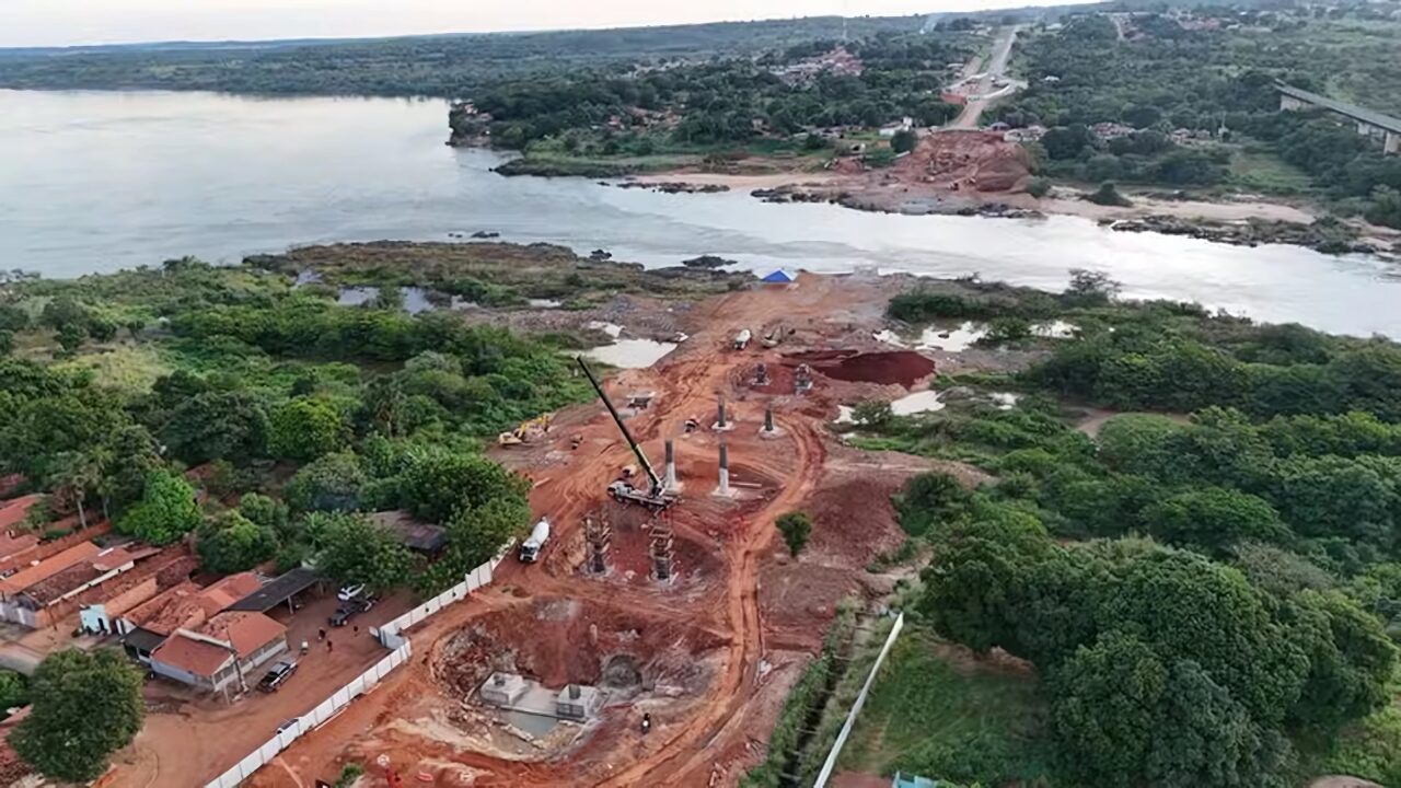 A nova ponte entre Tocantins e Maranhão, com 20% das obras concluídas, substituirá a estrutura que desabou em 2024, trazendo maior segurança e eficiência, com previsão de entrega até dezembro de 2025.