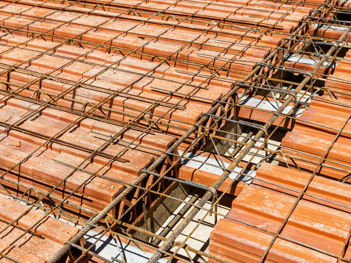 Entenda as diferenças, vantagens e riscos entre vigas e treliças e como acertar na escolha para não comprometer a eficiência da obra.